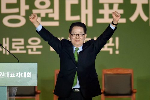 이변 없었지만..예상보다 낮은 득표 박지원“기득권 내려놓겠다” win.ahnjeonmo.kr/25039?l=ko  독립운동가 ‘박종식’(1910~1948) 의사의 아들 ' 박지원,파란만장 과거 이력 '핫이슈 등극'<=DJ의 오른팔, 능력을 발휘해 주세요!