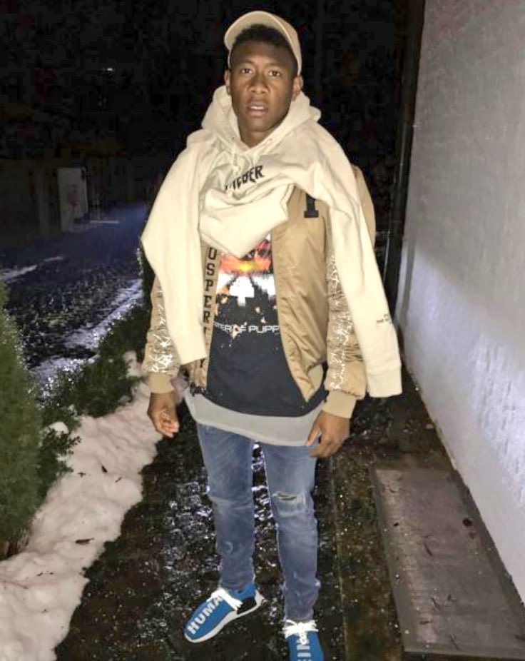 dirk_adam's tweet photo. Kann jemand David #Alaba mal erklären, wie man den Pullover richtig anzieht. 😂👍🏼 Quelle: https://t.co/pG0E1nNK4K #FCBayern https://t.co/juIdGTKLYx