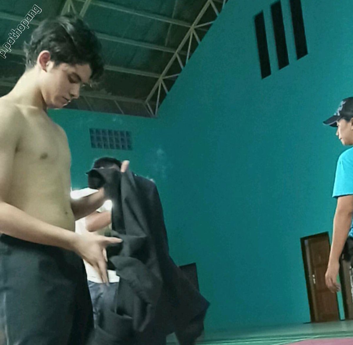 SceneCeleb's tweet photo. Aliando syuting sinetron terbarunya @Shirtlessmens @shirtlessmen_id @mrvvip @VinoArdhana @FadillahR4 https://t.co/mVsbwPjCPt