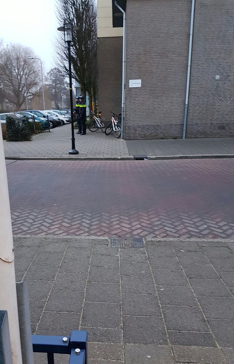 dvanderzwet's tweet photo. @Ramonwiel vandaag weer controle door @wijkagentLisse bij #deklarinet . Uiteraard iedereen in de vakken. Zou dit met regen ook zo zijn? https://t.co/9SwOFJxYME