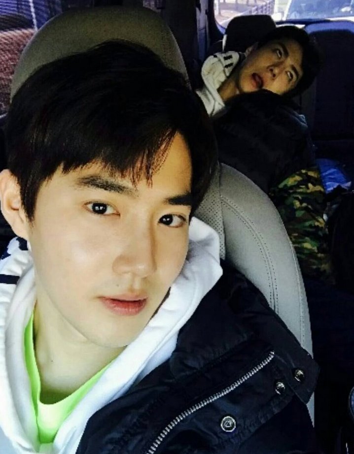 jonginys's tweet image. Mostrando siempre su mejor pose.