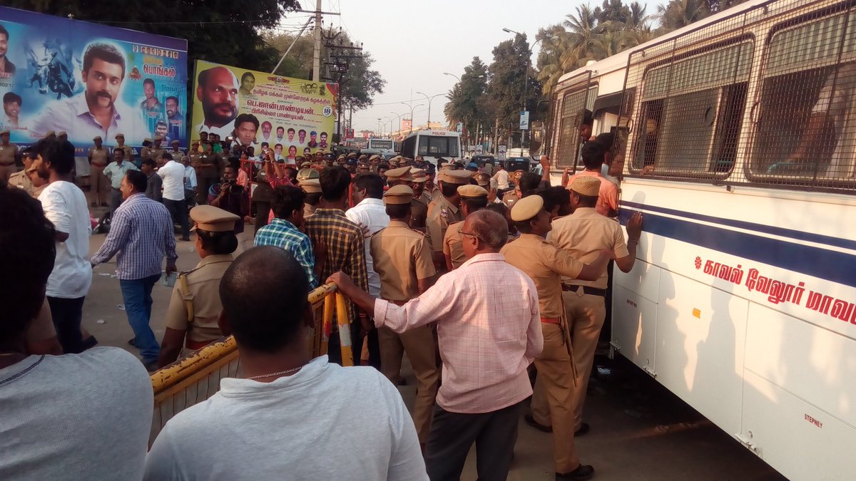 AksharathKumarP's tweet photo. #VelloreProtest #JusticeforJallikattu Protesters are Arrested https://t.co/CqWgRzx812