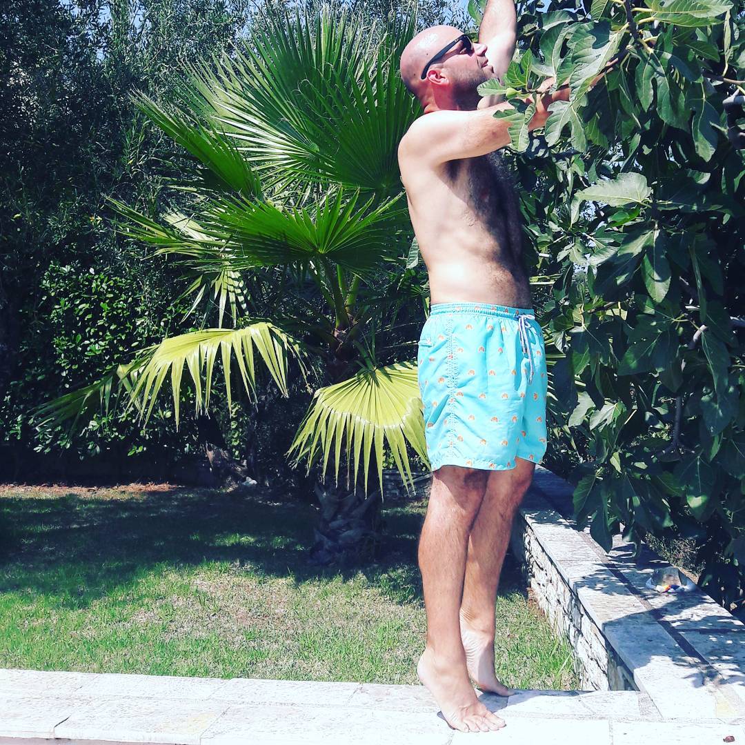 Tysntny's tweet image. #TravelTuesday and one happy customer picking figs for his breakfast in #Corfu. #letale #letaletravels #menswear… dlvr.it/N7VMkB