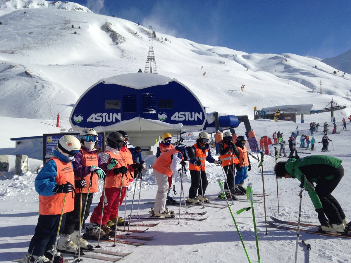 EscuelaIdeo's tweet photo. Disfrutando del día de #nieve y aprovechando al máximo las clases. Por la tarde seguimos. #IdeoNieve @grupoalventus @Interskies @Astunesqui https://t.co/mHnKwiDyny