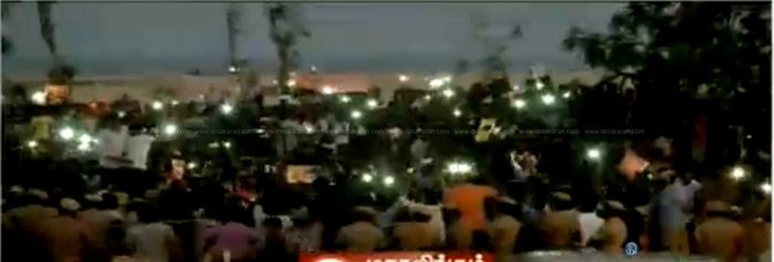 DinakaranNews's tweet photo. #JusticeforJallikattu #சென்னை #மெரினா-வில் மொபைலில் பிளாஷ் லைட் அடித்து போராட்டம்  https://t.co/shwpAgkSfM https://t.co/vtfmAn0cXo