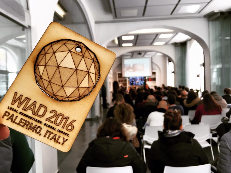 Lo scorso anno #wiadpalermo si è svolta allo <a href="/Iemest/">Iemest</a> e questo era il #gadget di <a href="/fablabpalermo/">Fablab Palermo</a>. E quest'anno? Quale location per #wiad17? 😀