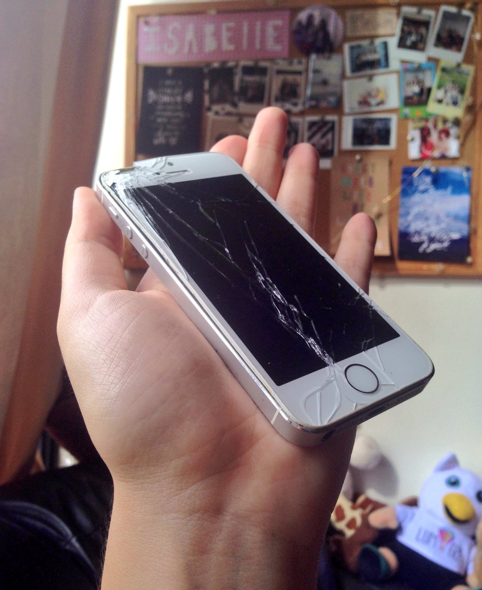 Zabelleeee's tweet photo. my phone is gone ;_; rip, you were good to me 📱 2012-2017 https://t.co/UuwZGf5vsK