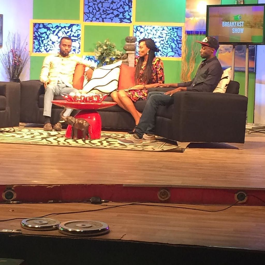 Double0ent's tweet image. And we are live. Tune into @r2tv breakfastshow. @fmggeneral will be performing Ijo Bata on… ift.tt/2juD6Cu