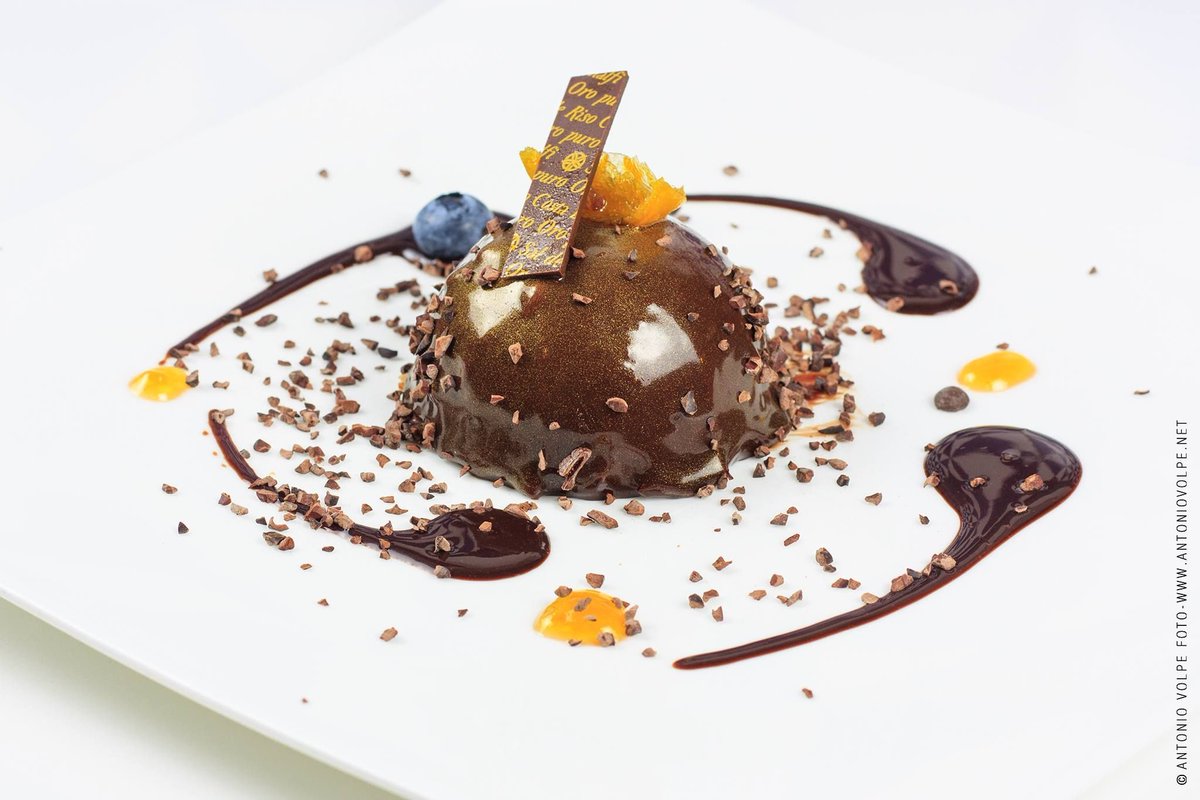 Che ne dite di iniziare il #weekend con "Oro Puro"?
Mousse al cioccolato fondente con interno di gelèe di mandarino e mela
#salderiso