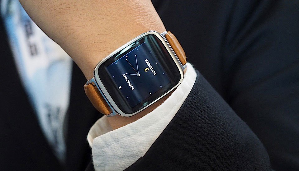 Vente_Du_Diable's tweet photo. #JeNePeuxPasMempecherDe craquer pour la #AsusZenWatch2 ! Seulement 99€ sur #VenteDuDiable 😍 #Soldes #BonPlan 👉 https://t.co/n9X7OKKCvT https://t.co/VSKxg5YQ7f