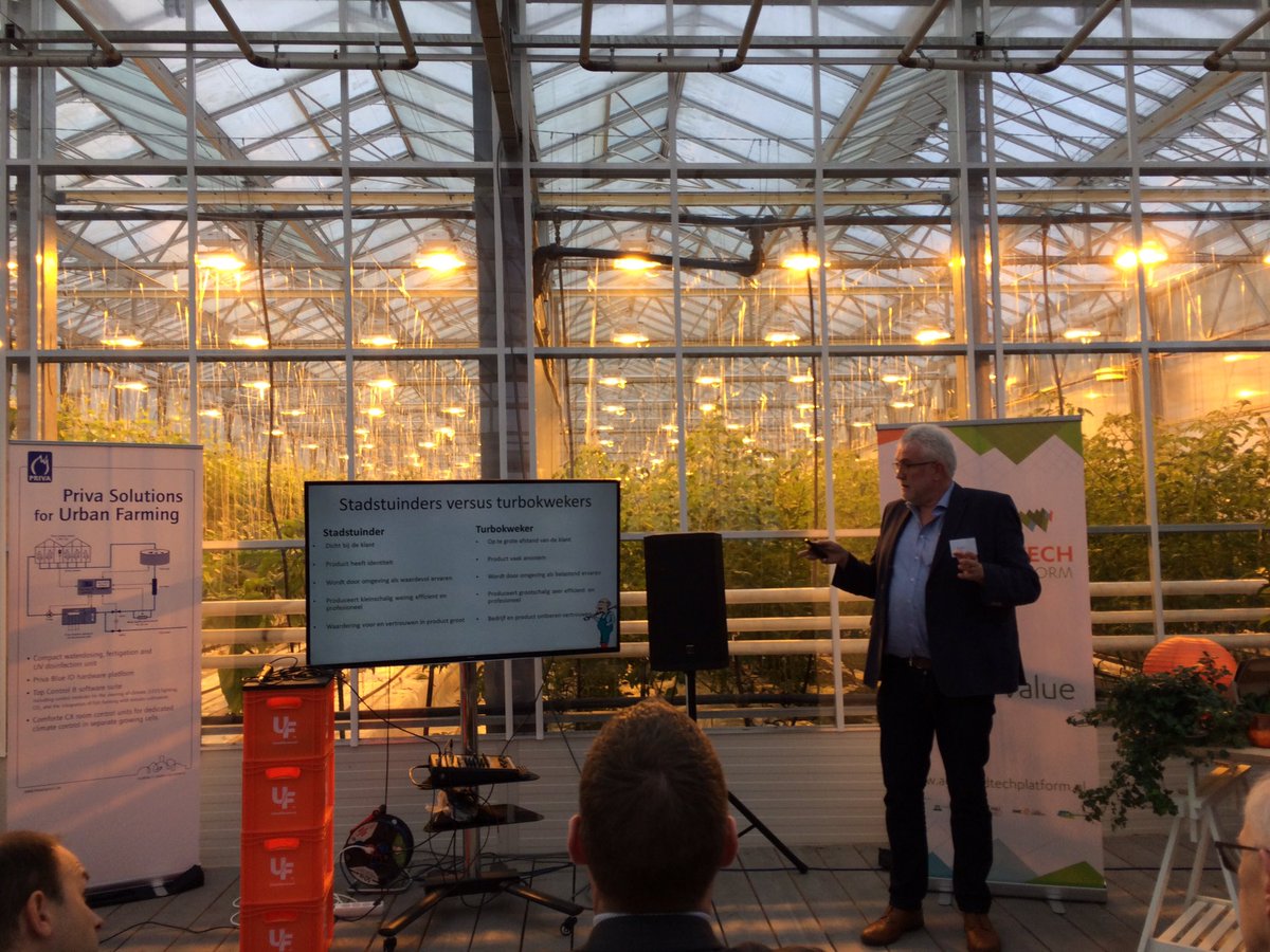 rubertkonijn's tweet photo. Stadskweker vs turbokweker is interessant thema bij seminar @AFTPlatform bij UrbanFarmers_NL met @peterklapwijk2h en @WestraJan https://t.co/Lmg1rhJWvG