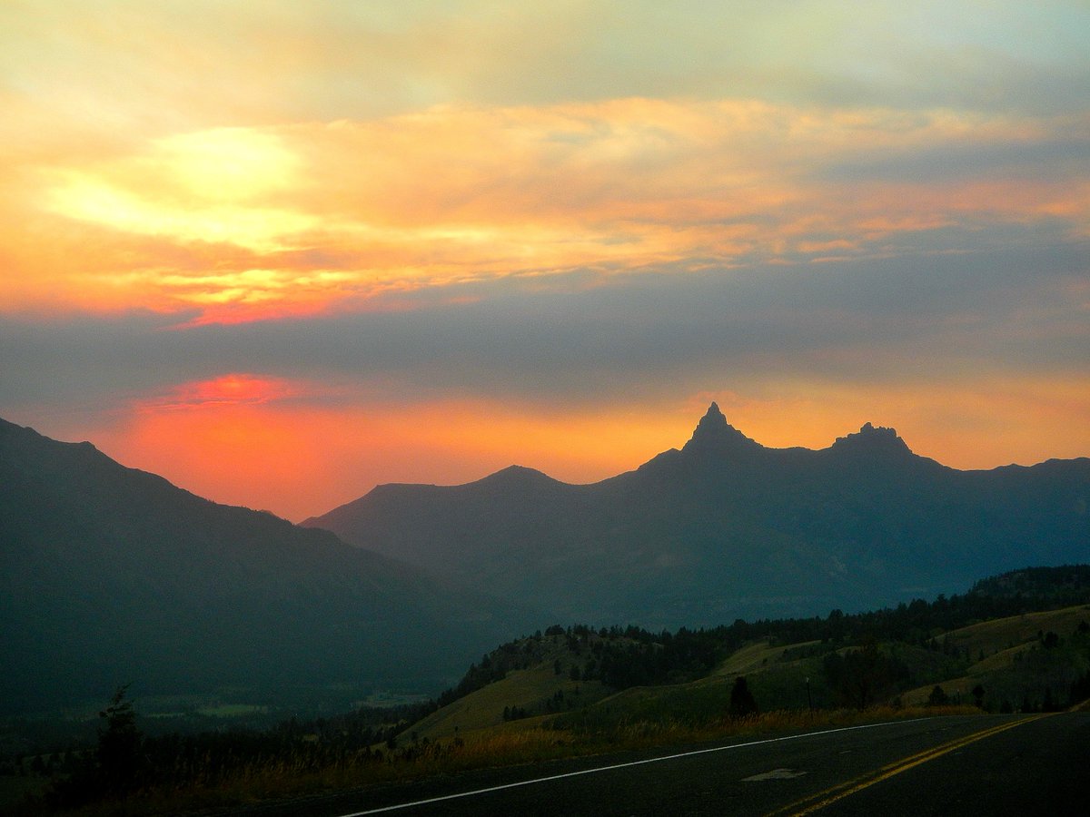 cairochris's tweet photo. #Sunset over Pilot & Index Peaks, #AbsarokaRange, #BeartoothHwy, #ShoshoneNF #Wyoming #ScenicDrive @WyomingTourism @forestservice #scenic https://t.co/E9zXunarwT
