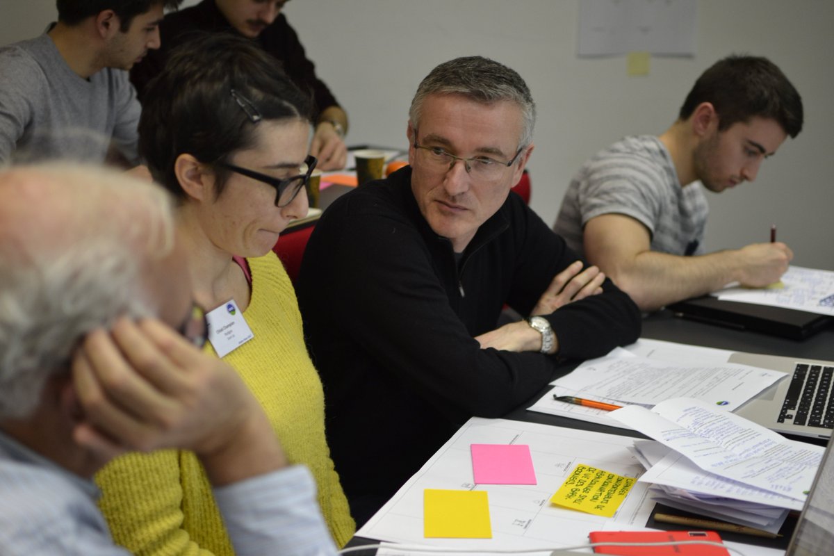 antropiaessec's tweet image. Vive les post-its ! Les entrepreneurs sociaux travaillent dur sur leurs Business Model Canevas. #ShakerHiver2017 @essec @ESSEC_socent