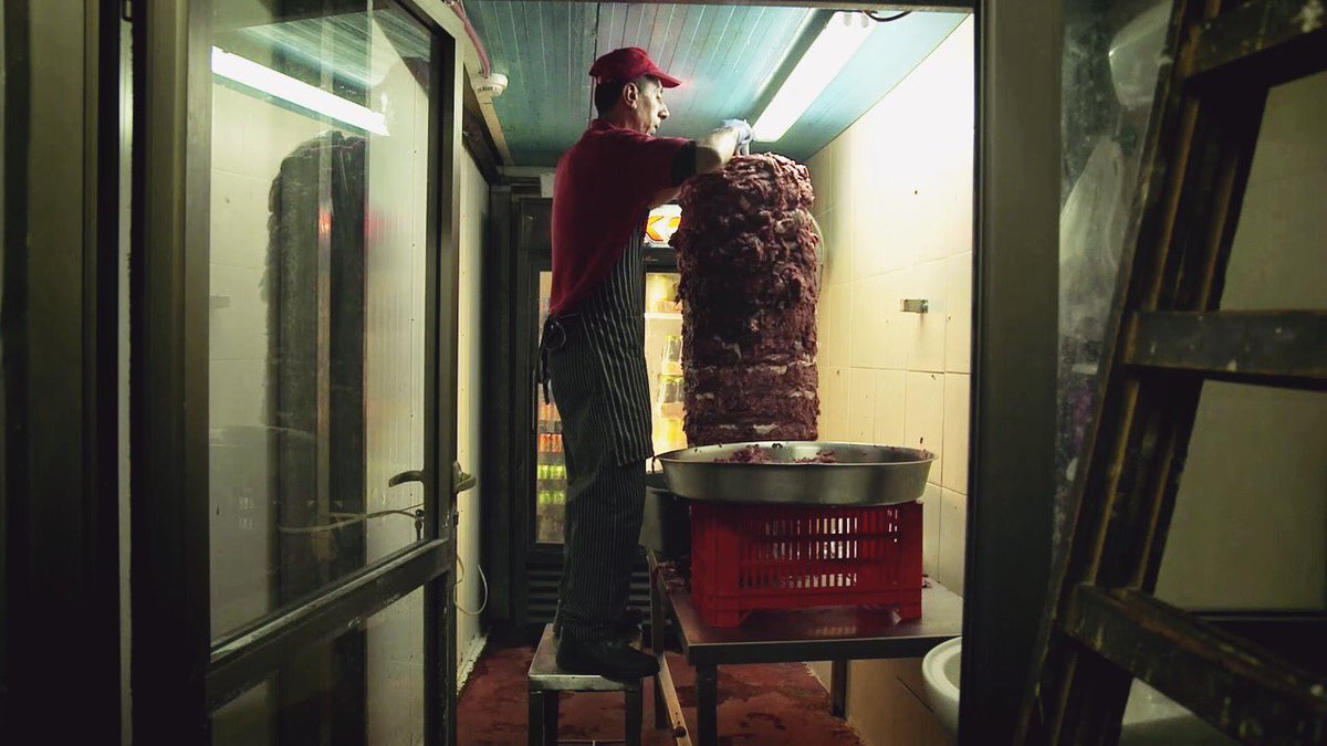 deaardappeleter's tweet photo. Voor shoarma hoef je vanavond de deur niet uit. De Aardappeleters, 19:50 op #npo2 https://t.co/lxxwTwSLrE