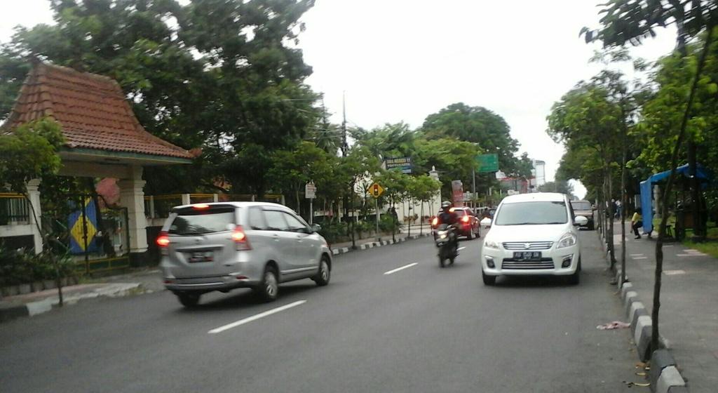 unisifmyk's tweet photo. [JOGJA REPORT] Kawasan Jl. A.M. Sangaji sudah mulai gerimis, lalu lintas lancar. (Via @ciprawesti ) https://t.co/7rcg8n2XND