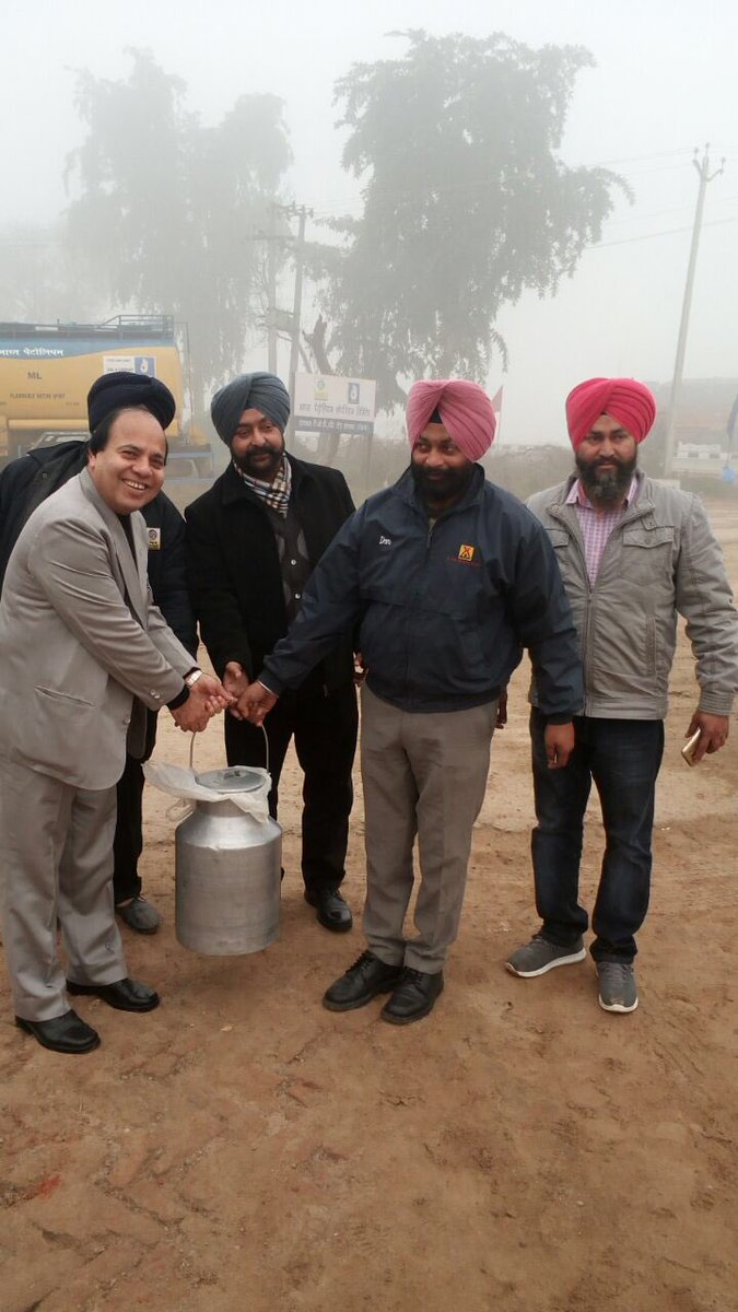 sangrur_top's tweet image. Sangrur TOP organized community kitchen with support of all TL crew for all OMCs TL Crew, workers, staff, highway commuters. #harmonyforall