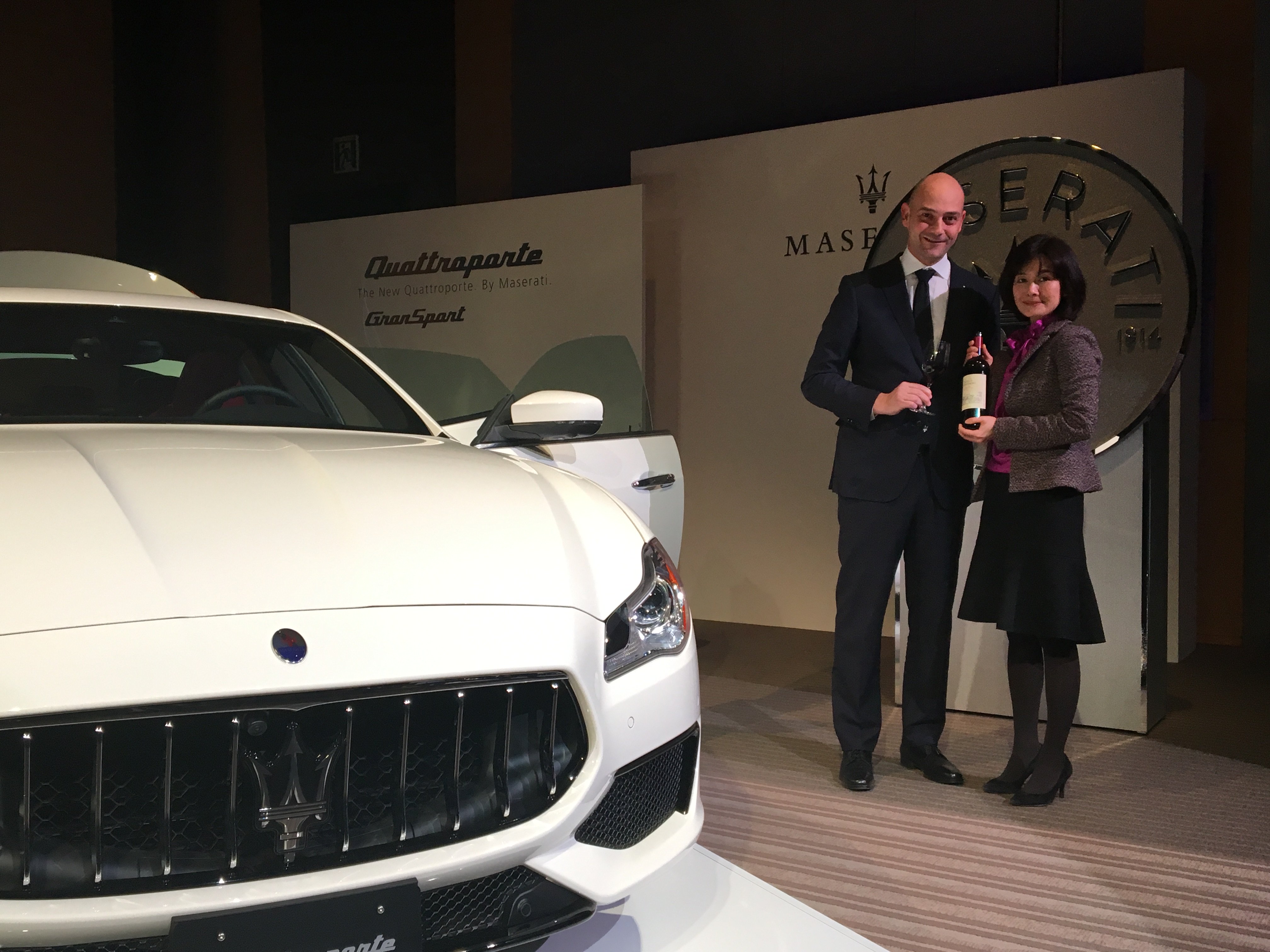 エノテカ公式 イタリアの高級車 マセラティ は アンティノリとパートナー企業 日本で行われた新型モデル クアトロポルテ お披露目レセプションでも アンティノリのヴィラ アンティノリ ロッソとブラミートがサービスされました 写真左は マセラティ