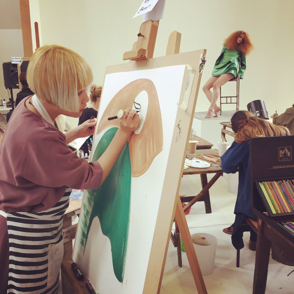 SHOWstudio's tweet photo. High fashion photoshoot meets luxury life drawing class! Revisit #StyleShootDraw: https://t.co/6IaTSkZI5M https://t.co/RtizWzB1cM