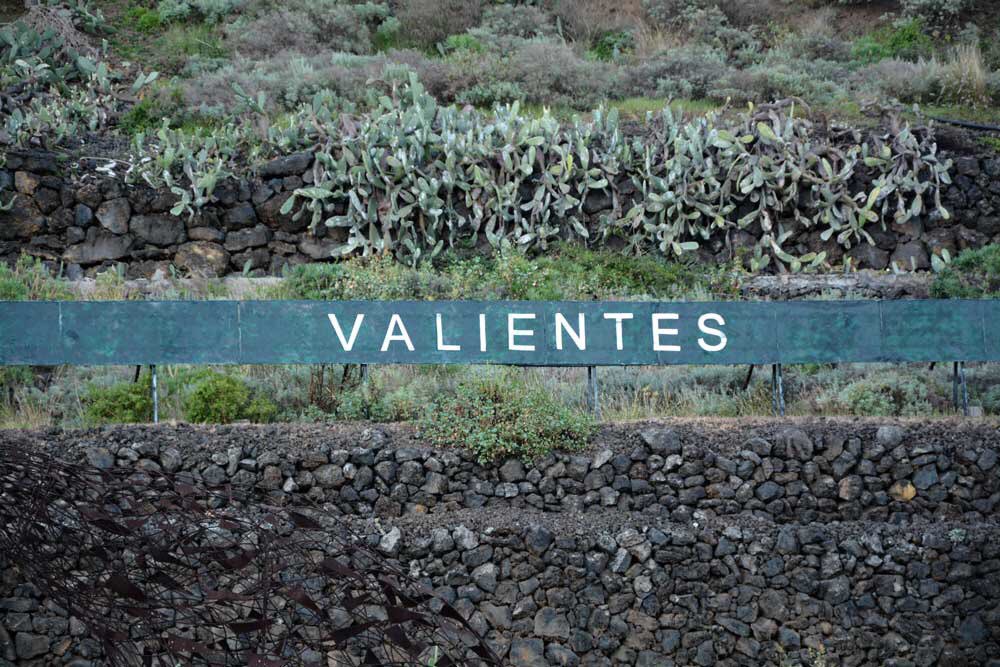 CartelAutopista's tweet photo. "VALIENTES" #tenerife #cartelautopista #anoniman https://t.co/mrP5EMTI7s