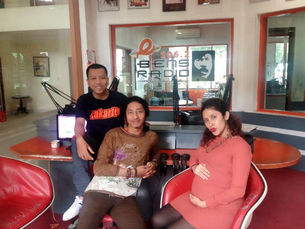 La familia, stel dah radionye biar asik @BensRadio bareng <a href="/KojekRapBetawi/">Muhammad Amrullah</a> <a href="/AmiraKareem87/">Mira Kareem</a> @ezzabenjo