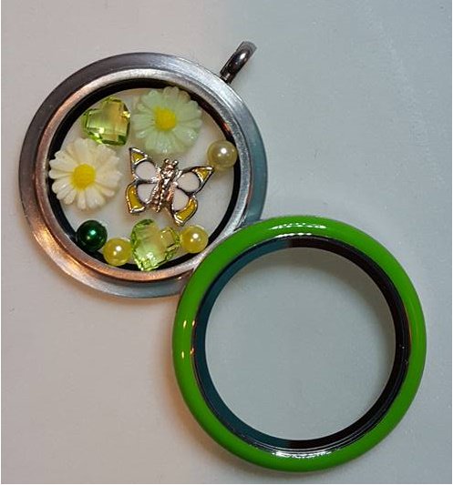 ChainofEventsNL's tweet photo. Nu in onze webshop dit super mooie 30mm appel-groen RVS draai locket! #floatinglocket #memorylocket #cadeautip #ValentinesDay https://t.co/sK1Qo0cfHe