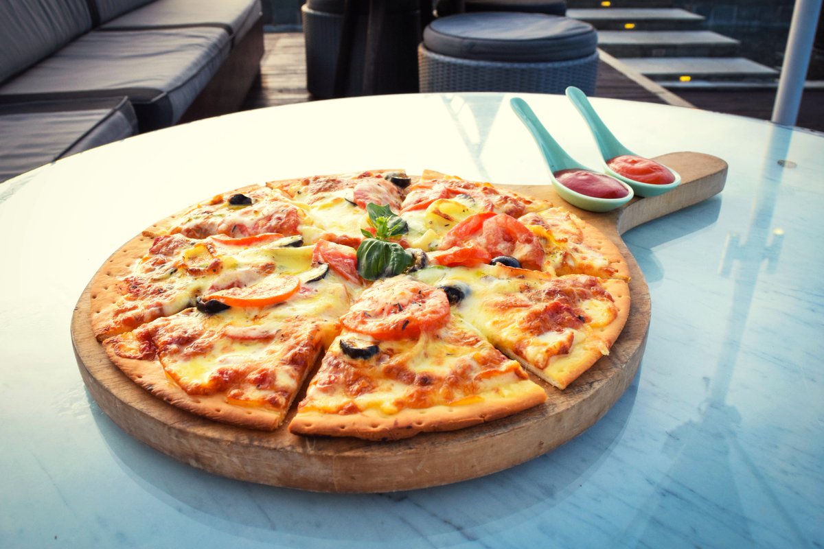 jimbaranview's tweet photo. You can't buy happiness but you can buy pizza and that's kind of the same thing. #pizza #sunsettime #jimbarnrooftop #thejimbaranview #bali https://t.co/ClTiC4Bx0n
