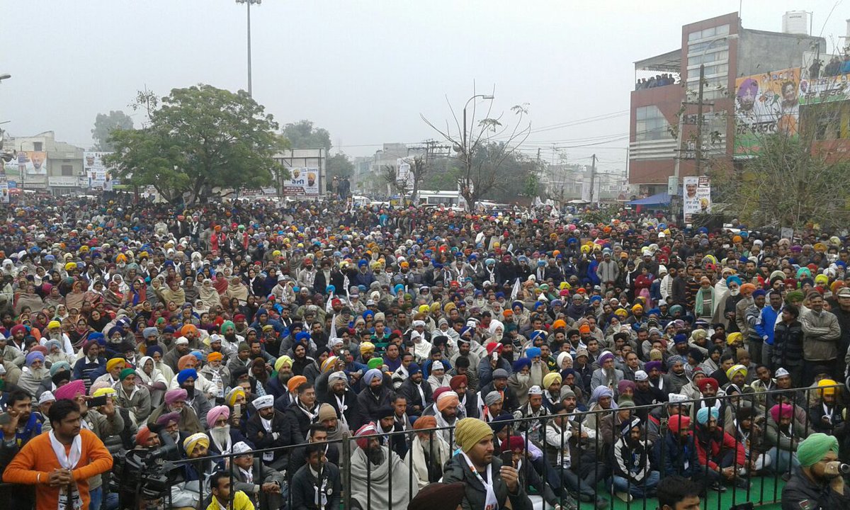 AAPPunjab's tweet photo. No paid crowd for #PunjabInqlaab rallies by @ArvindKejriwal . This sea of humanity has come as they believe only AAP can work for Punjab. https://t.co/YqvSJjywir