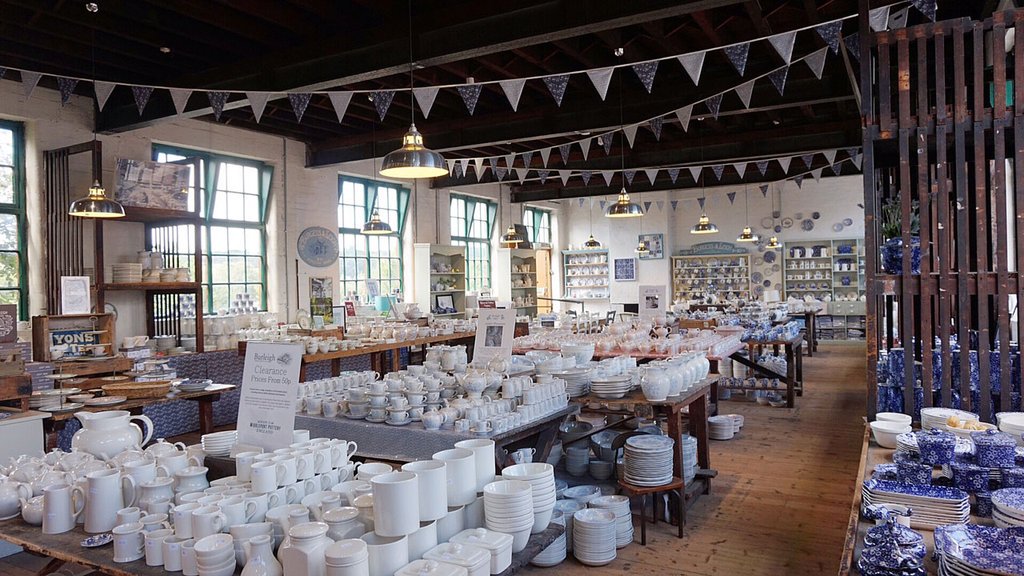VisitStoke's tweet photo. Pop along to one of our factory shops &amp; pick up some lovely bargains #JanuarySales #ceramicstrail   https://t.co/Cd5sambE2R https://t.co/wNTIcghpmn
