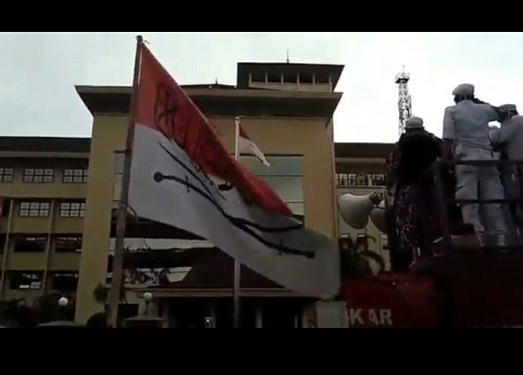 wakilgubernurKW's tweet photo. #FPILecehkanMerahPutih
RIZIEQ PANTAS Dipidana penjara Sesuai
UU No 24 Tahun 2009 atau
@Kemendagri_RI BUBARKAN
#FPISekutuTERORIS cc @jokowi https://t.co/0Ee0GPdPQQ