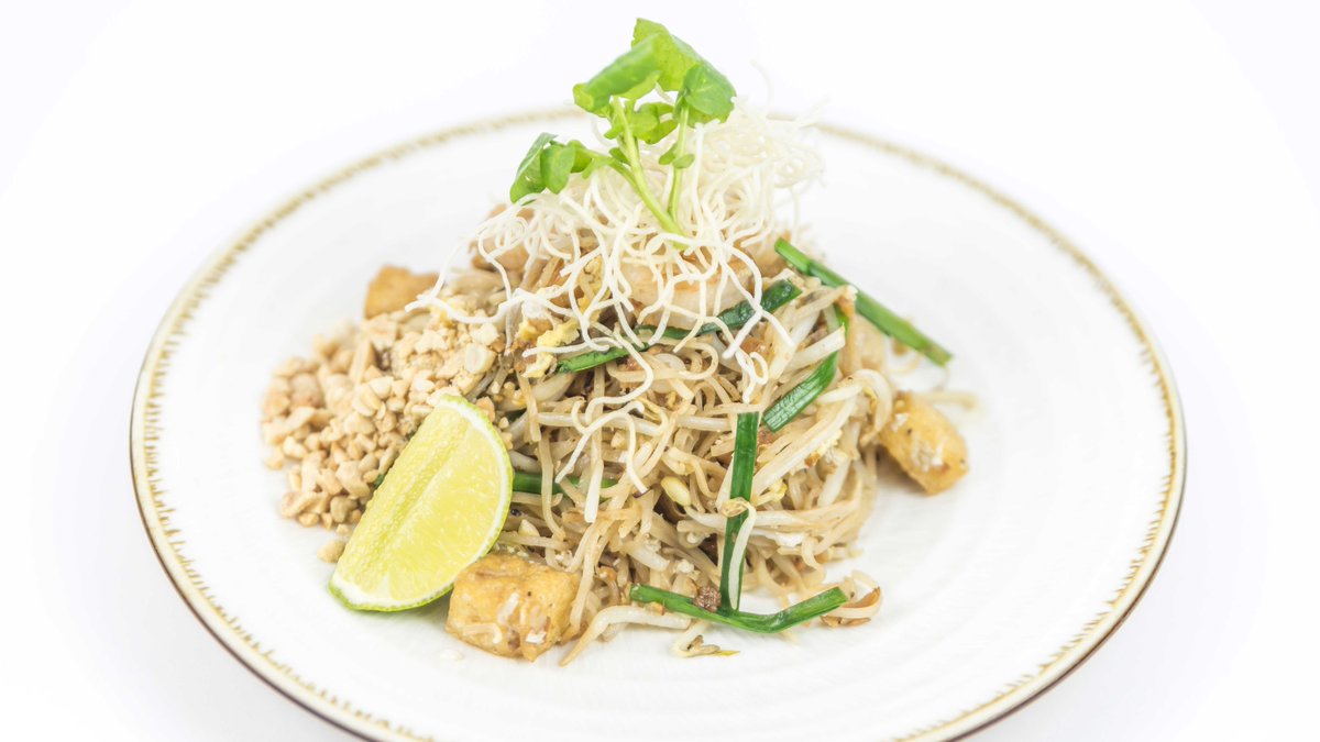 busabaeathai's tweet photo. Classic pad Thai Vs. Smoked chicken, itโs a tough call. #LunchDecisions #TheHardestDecision https://t.co/PNYAFVqYmH