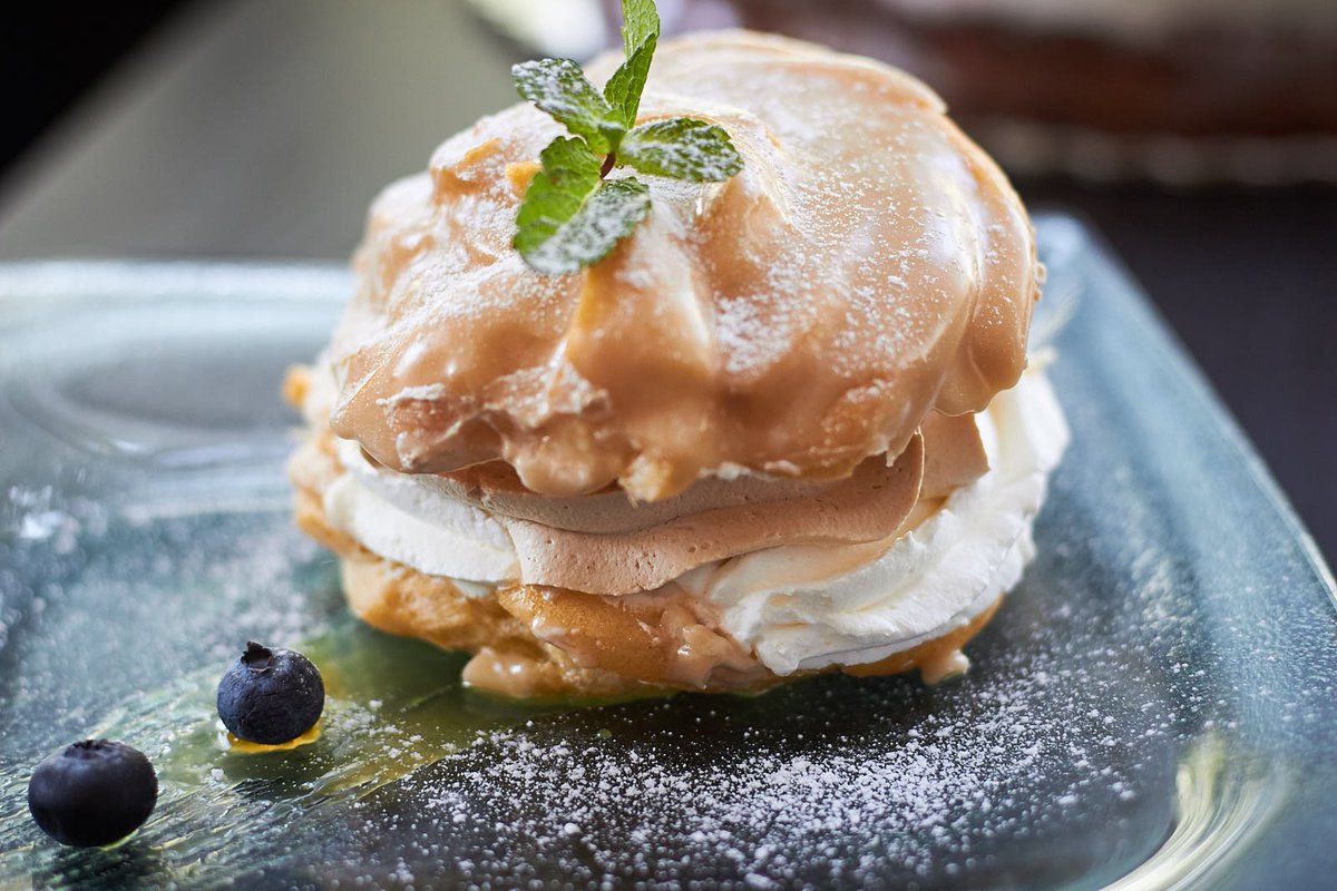 CrocusHotel's tweet photo. Pomáhame vám v boji proti mrazu a chladu, rozšírili sme portfólio 😉 🍰  #hotelcrocus #strbskepleso #restaurant #cukraren https://t.co/9xcBdkVOrW