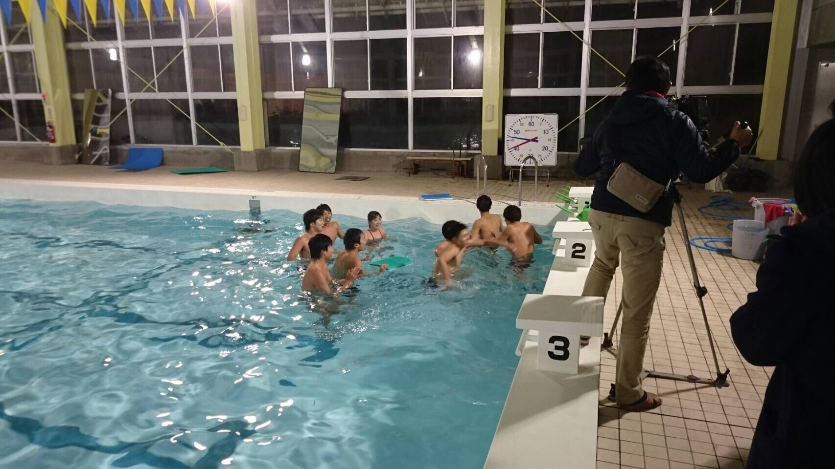 島根大学水泳部 二夜連続寒中練 山陰放送の方が取材に来てくれました 島根大学水泳部 二夜連続寒中練 山陰放送の方が取材に来てくれました