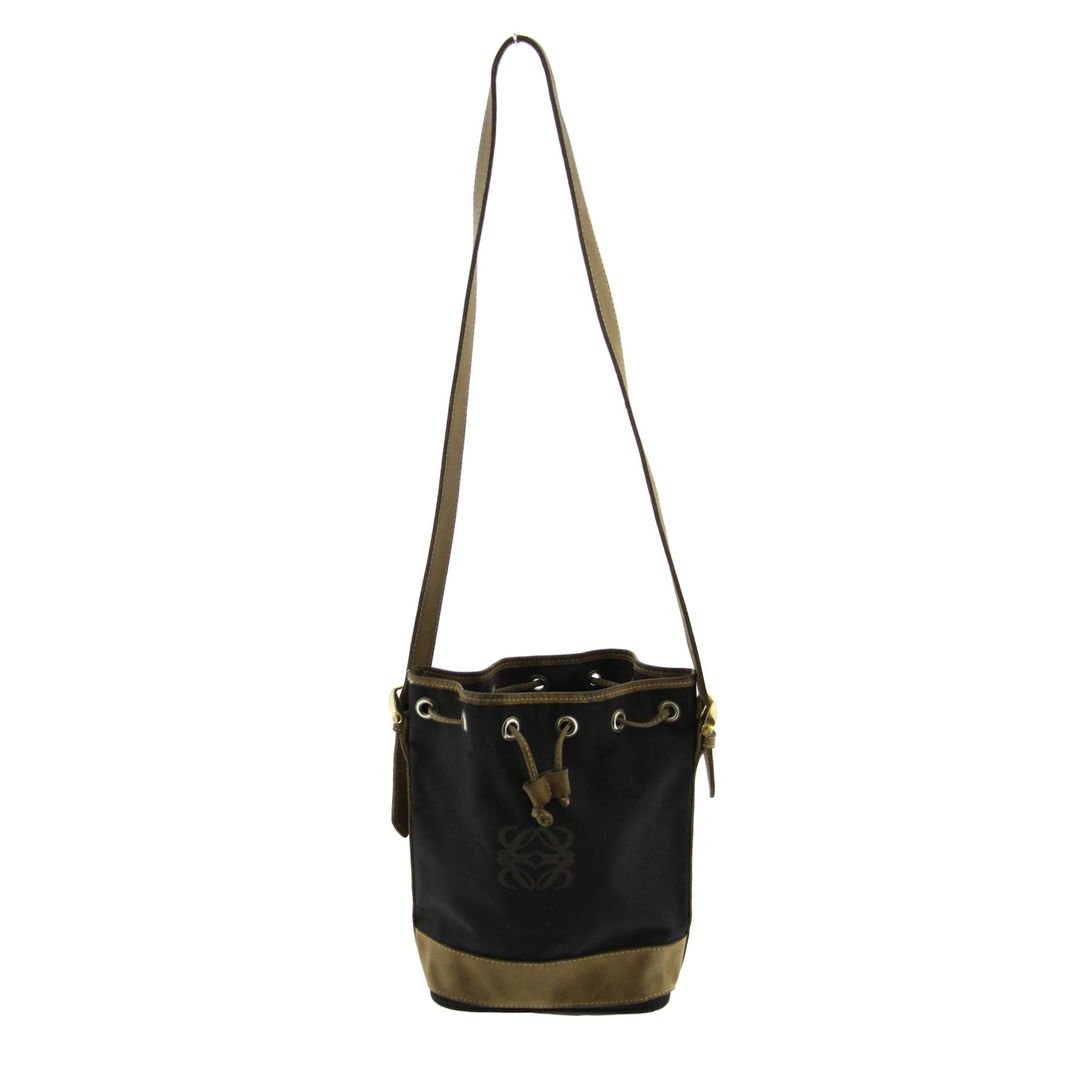 Closket's tweet photo. Una de las bandoleras más míticas de @loewe, la tienes en Closket a un precio de risa. ¡Corre! ▶ https://t.co/WrUf5BsSmR https://t.co/5ZFhfYMvm9
