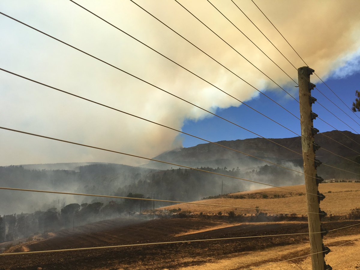 ewnreporter's tweet photo. #PaarlFire As the smoke starts to clear (due to calmer winds) the devastation and flames become visible. IM https://t.co/QWaEd4z0ey