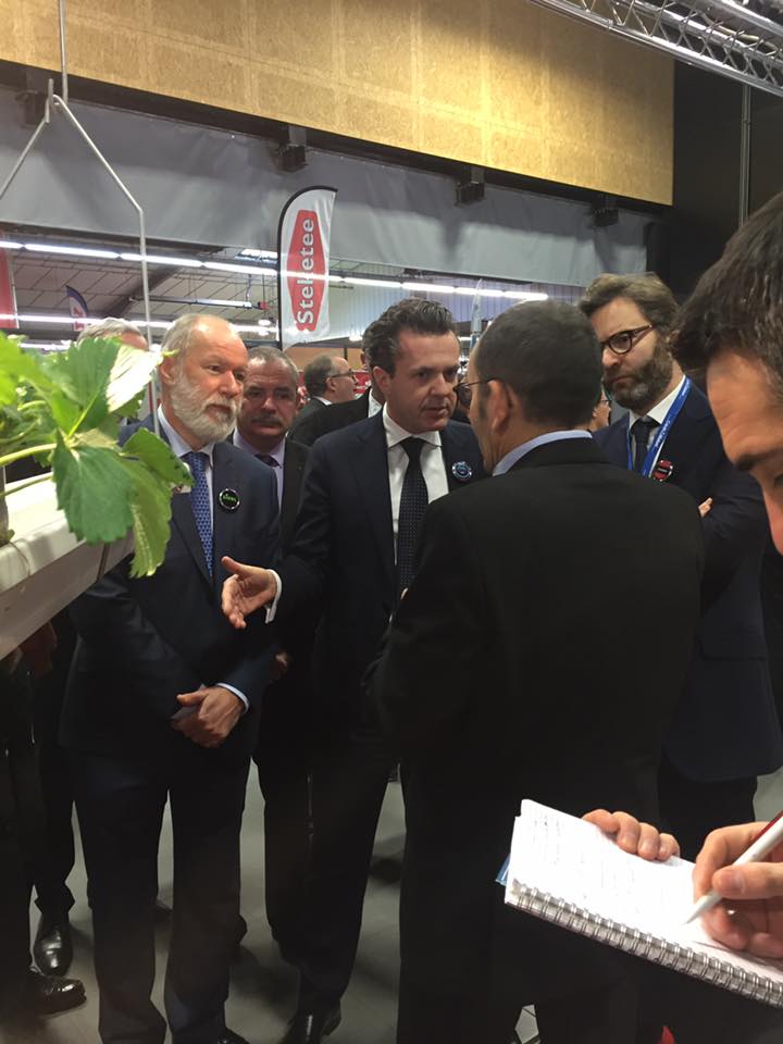 angersinfo's tweet photo. @ChristopheBechu inaugurait ce matin le #SIVAL2017 à #Angers https://t.co/wVgwArpVtF