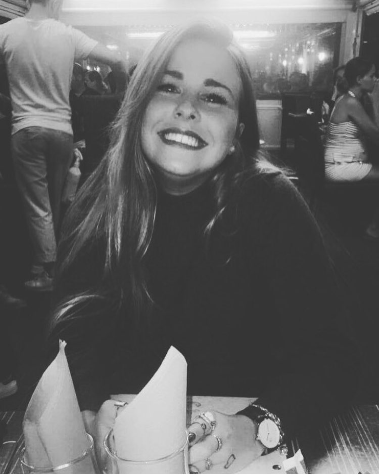 MOGGYmusic's tweet photo. Jeudi c'est mon anniversaire 🎉😍 Ma dernière cover ici -->https://t.co/BAApzNqn16 ❤️❤️ https://t.co/C2jfEnBsqz