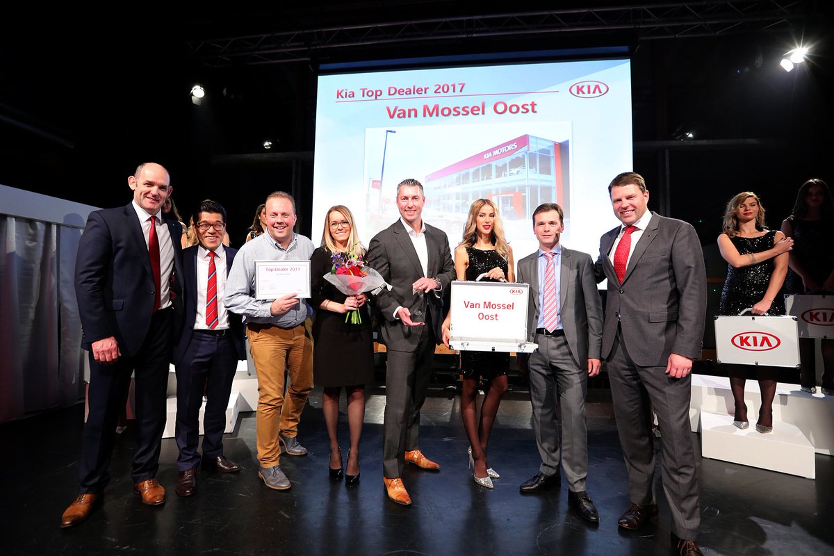 BasHuijzer's tweet photo. @VanMosselKia verkozen tot 'Top Dealer 2017' #trots https://t.co/Fx8WCyDv6A