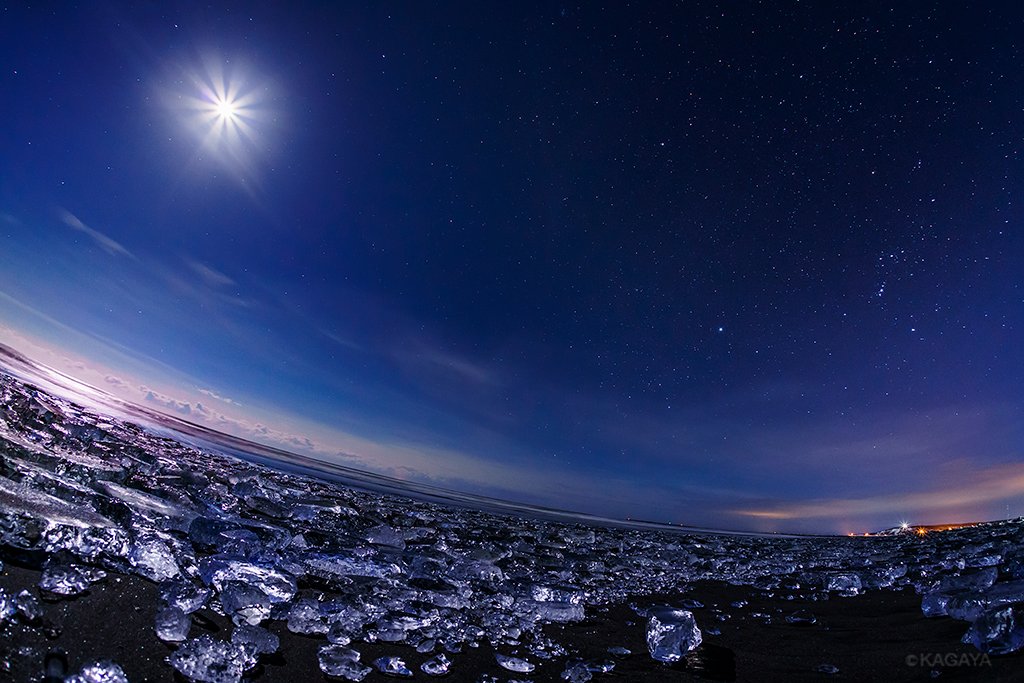 KAGAYA_11949's tweet photo. 波に打ち上げられた無数の氷たち。
星と月の光を浴び、夜明けの空を映し、まるで天空の宝石のようでした。
（今朝未明から明け方、北海道にて撮影） https://t.co/QMHKdLcgjo