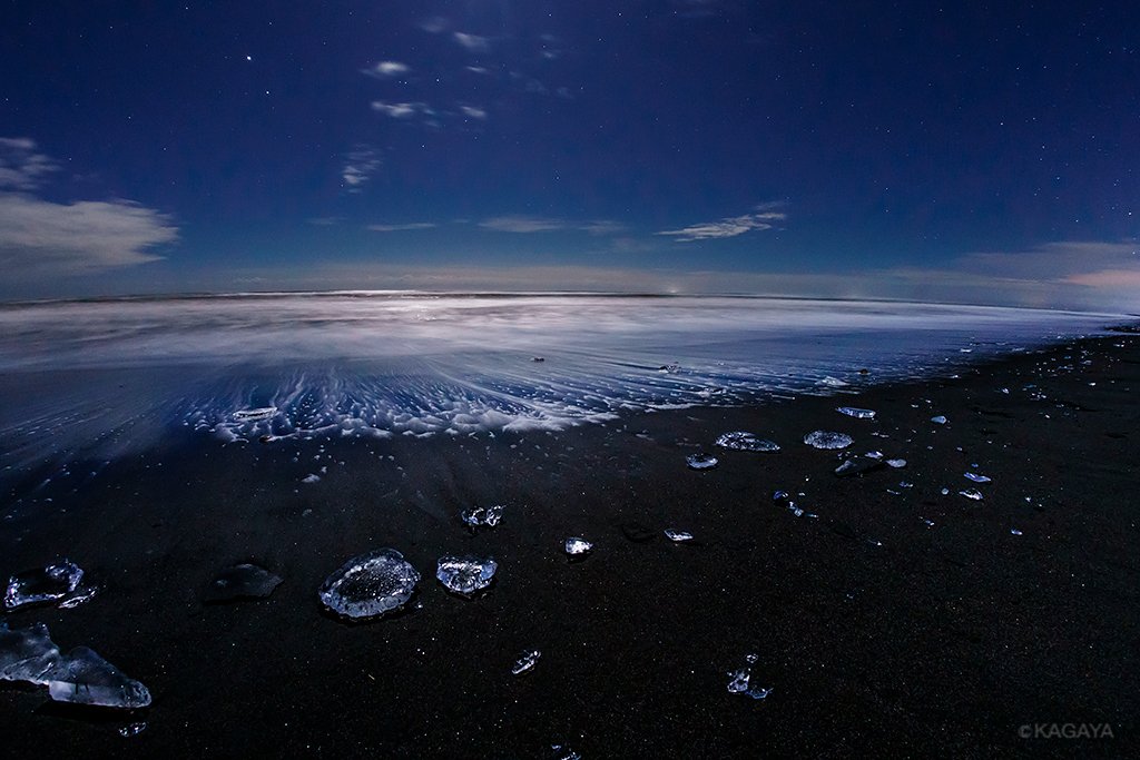 KAGAYA_11949's tweet photo. 波に打ち上げられた無数の氷たち。
星と月の光を浴び、夜明けの空を映し、まるで天空の宝石のようでした。
（今朝未明から明け方、北海道にて撮影） https://t.co/QMHKdLcgjo
