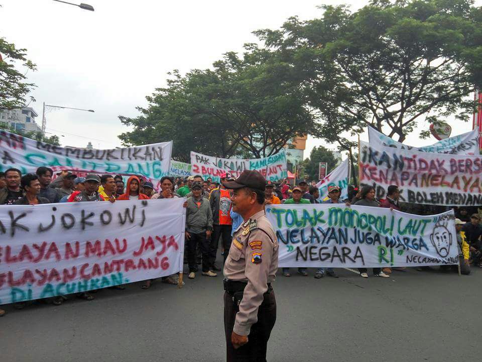 id_mpn's tweet photo. Nelayan Tegal, Batang, Juwana, Rembang di kantor Gubernur Jawa Tengah, pagi ini, 17 Januari 2017. https://t.co/jbyHtaBPlA