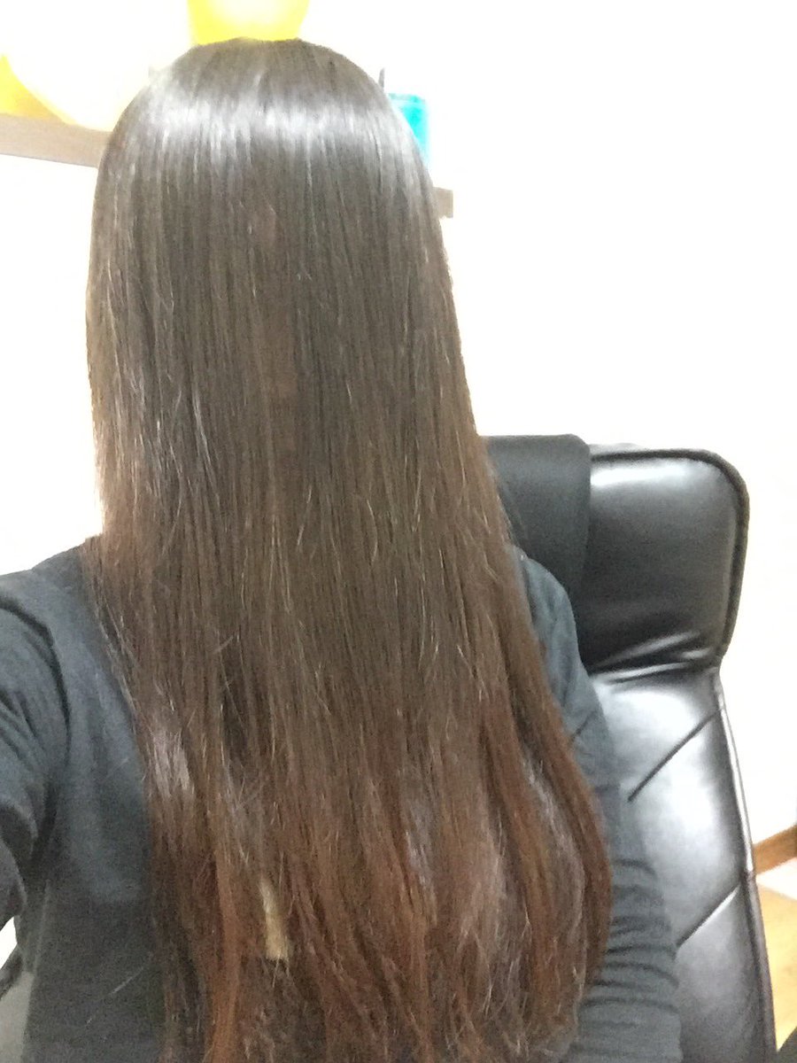 めいべる No Twitter ずっとぱっつんだった前髪を伸ばし続けて 切るタイミング分からずこんな状態 後ろ姿じゃないですよ 笑 ど どうにかしたい D 切るのはもったいない 耳にかけないと結局邪魔だから 丸顔カバーしたいはずが出来