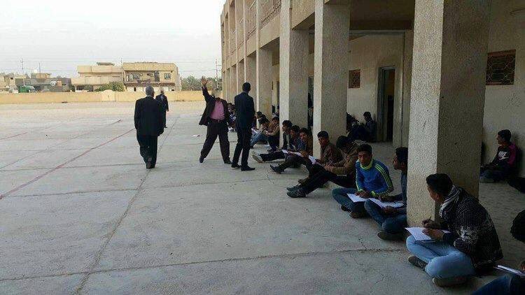#العراق مدرسة في #كربلاء طلبتها يفترشون الارض لأداء امتحاناتهم الفصلية !
