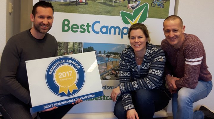 BestCampNL's tweet photo. BestCamp wint @Reisgraag_nl Award 2017 Beste Reisorganisatie in categorie Kamperen https://t.co/bkfzzcA2mM #bestcamp #trots #kamperen https://t.co/M2pCqD2Ogi