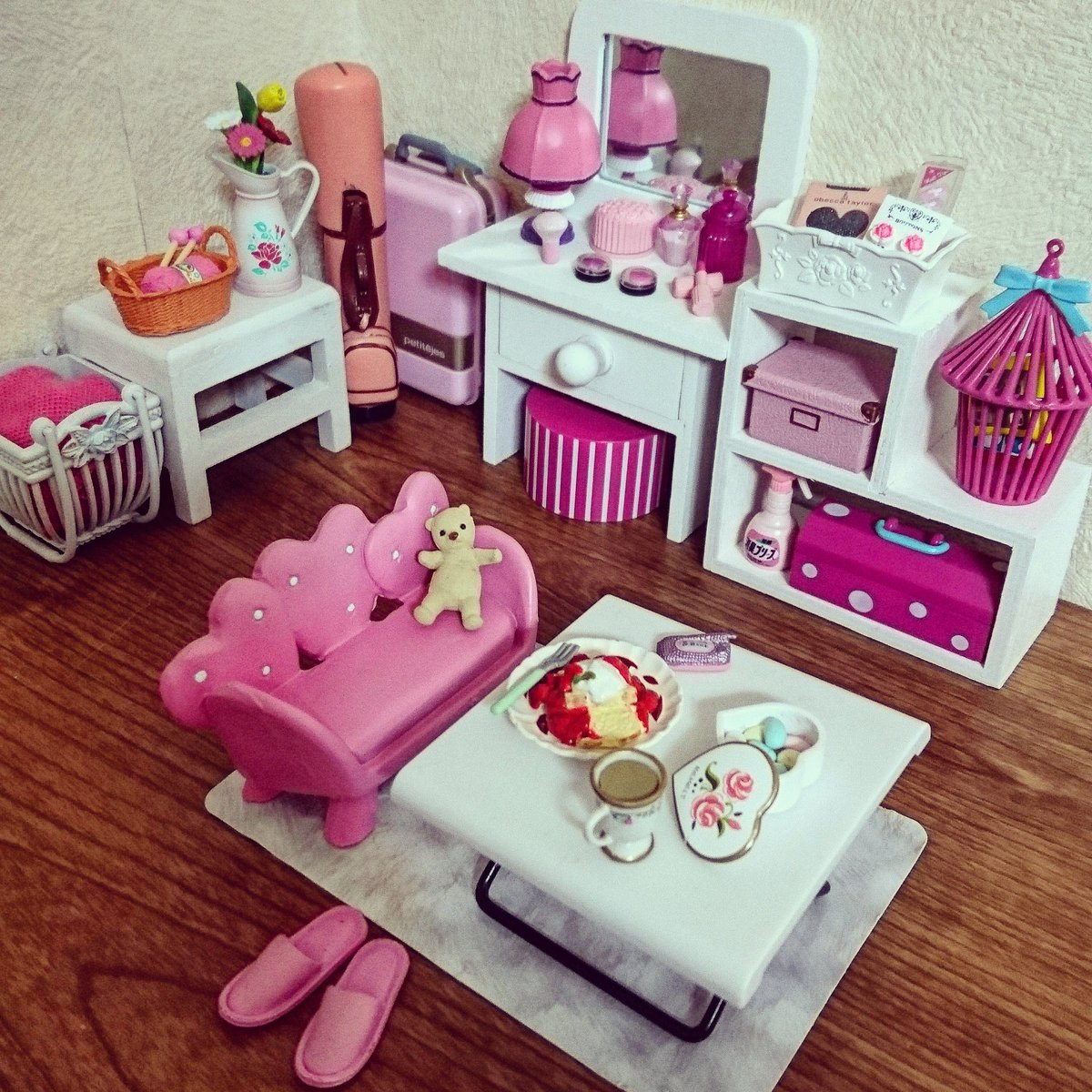 愛 ミニチュア好き Twitterissa ダイソーでピンクのミニチュアソファーを買ったのでラブリーなお部屋にセッティング テーブルはセリア 棚は 忘れた いづれにしても100均 リーメント ミニチュア ドールハウス T Co M4rpmeyv6f Twitter