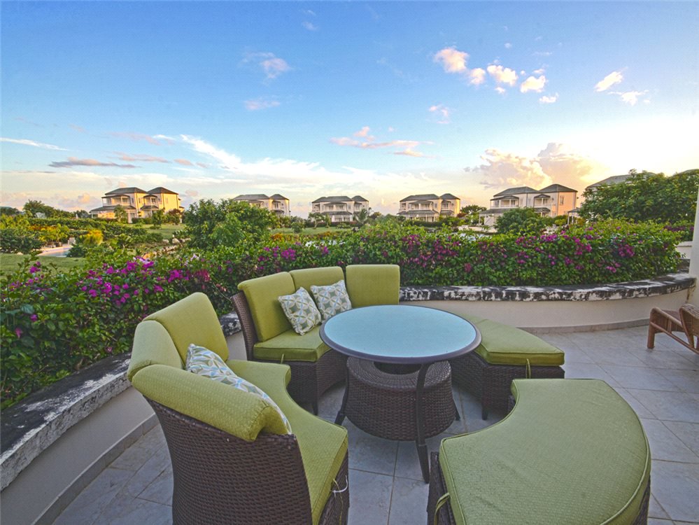 KFInternational's tweet photo. Just outside #ApesHill Golf Club, the 3-bed Apes Hill Polo Villa has breath-taking views of the #Barbados West Coast https://t.co/XxhhDWHuEu https://t.co/oIMlGzAUV3