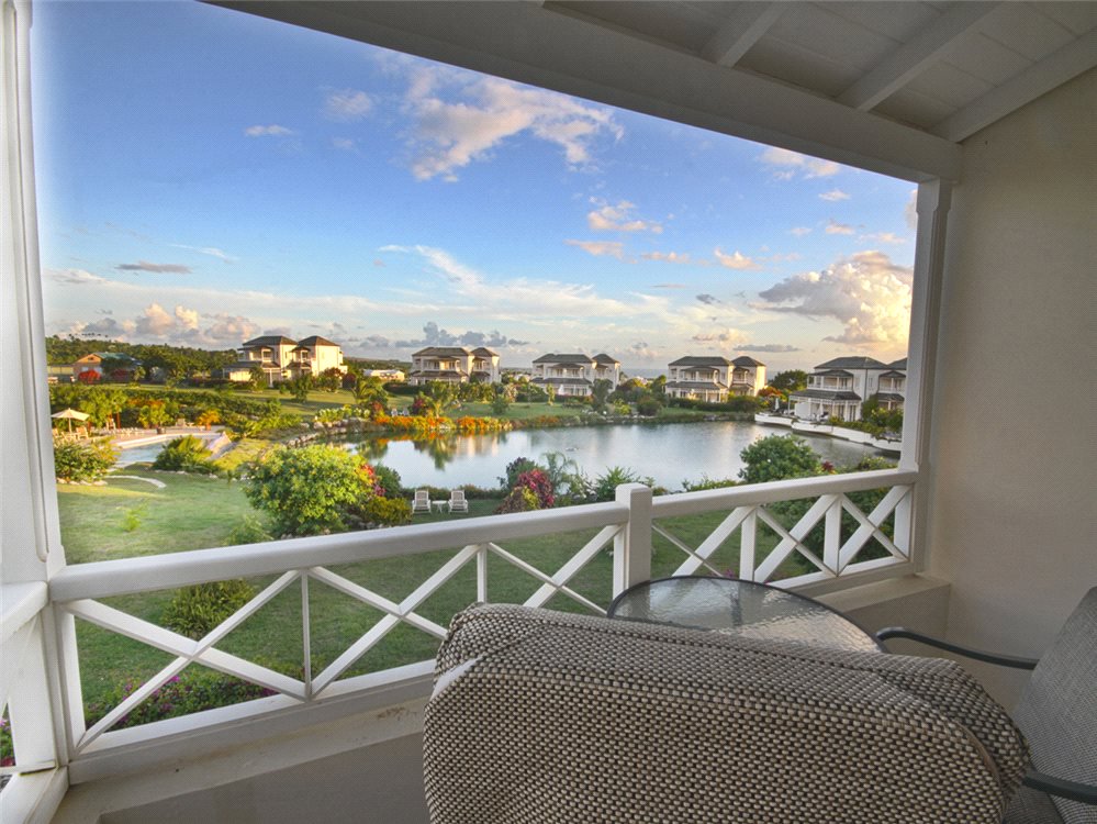 KFInternational's tweet photo. Just outside #ApesHill Golf Club, the 3-bed Apes Hill Polo Villa has breath-taking views of the #Barbados West Coast https://t.co/XxhhDWHuEu https://t.co/oIMlGzAUV3