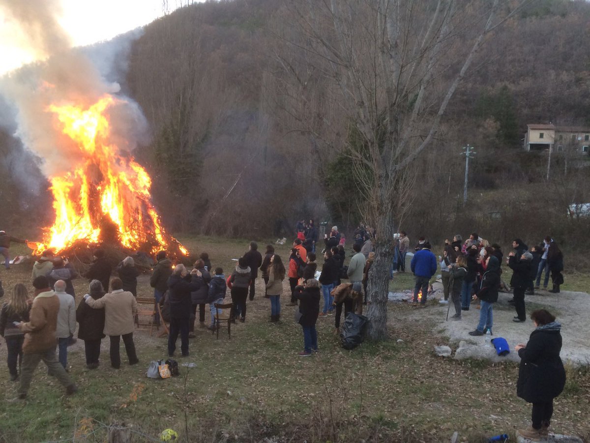 GabrieleLibianc's tweet photo. @SOS_SantEutizio @Carne_italiana questa è la comunità di #Piedivalle di #Preci durante una delle più antiche tradizioni i #fauni #focaraccio https://t.co/b7ImxFwT28