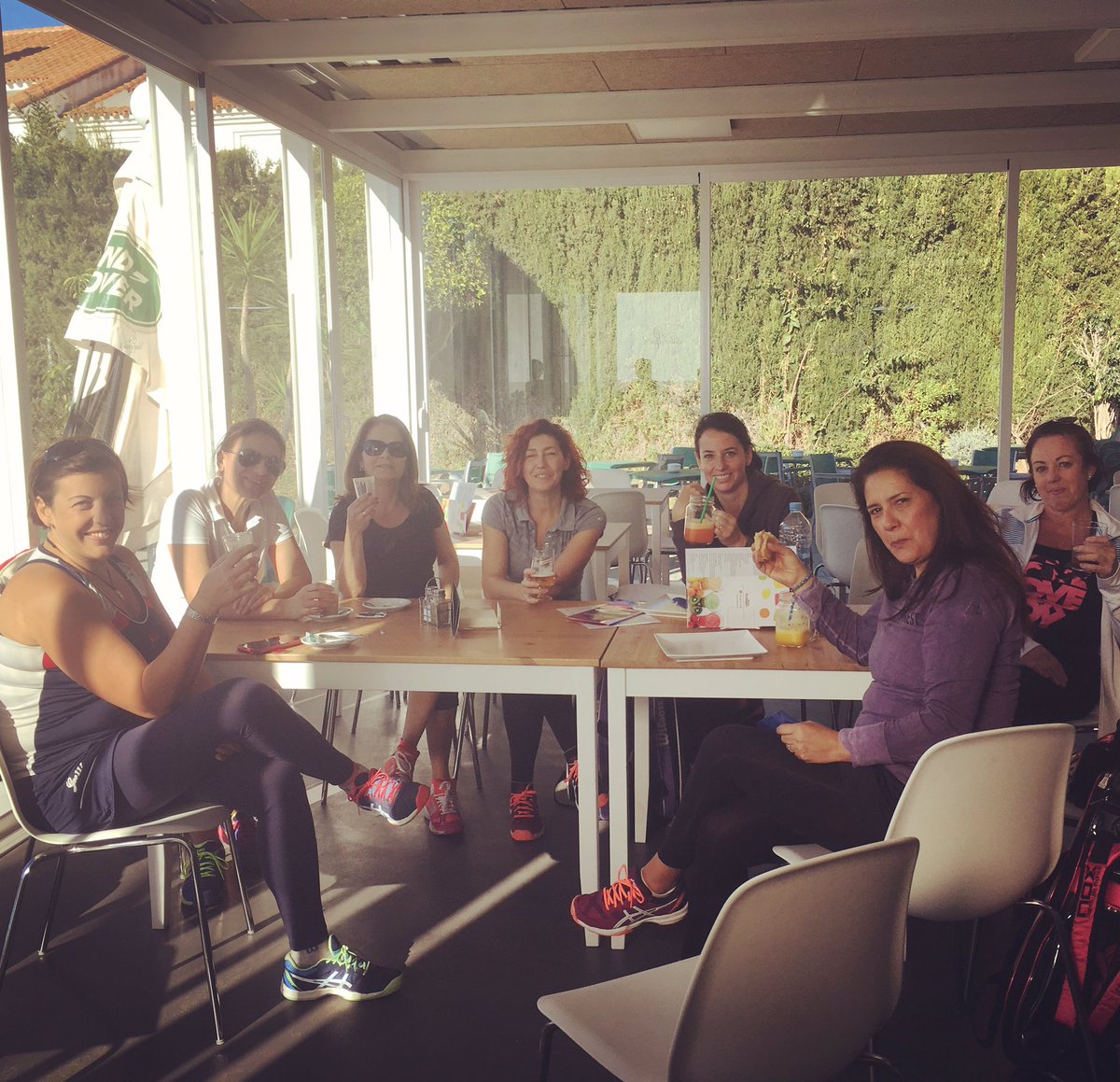 saborapadel1's tweet photo. En "Sabor a Pádel" estamos encantados de recibirte cada día. Te esperamos de lunes a viernes de 9 a 23 y los fines de semana de 11 a 20 hrs. https://t.co/r5lFBC1gLN