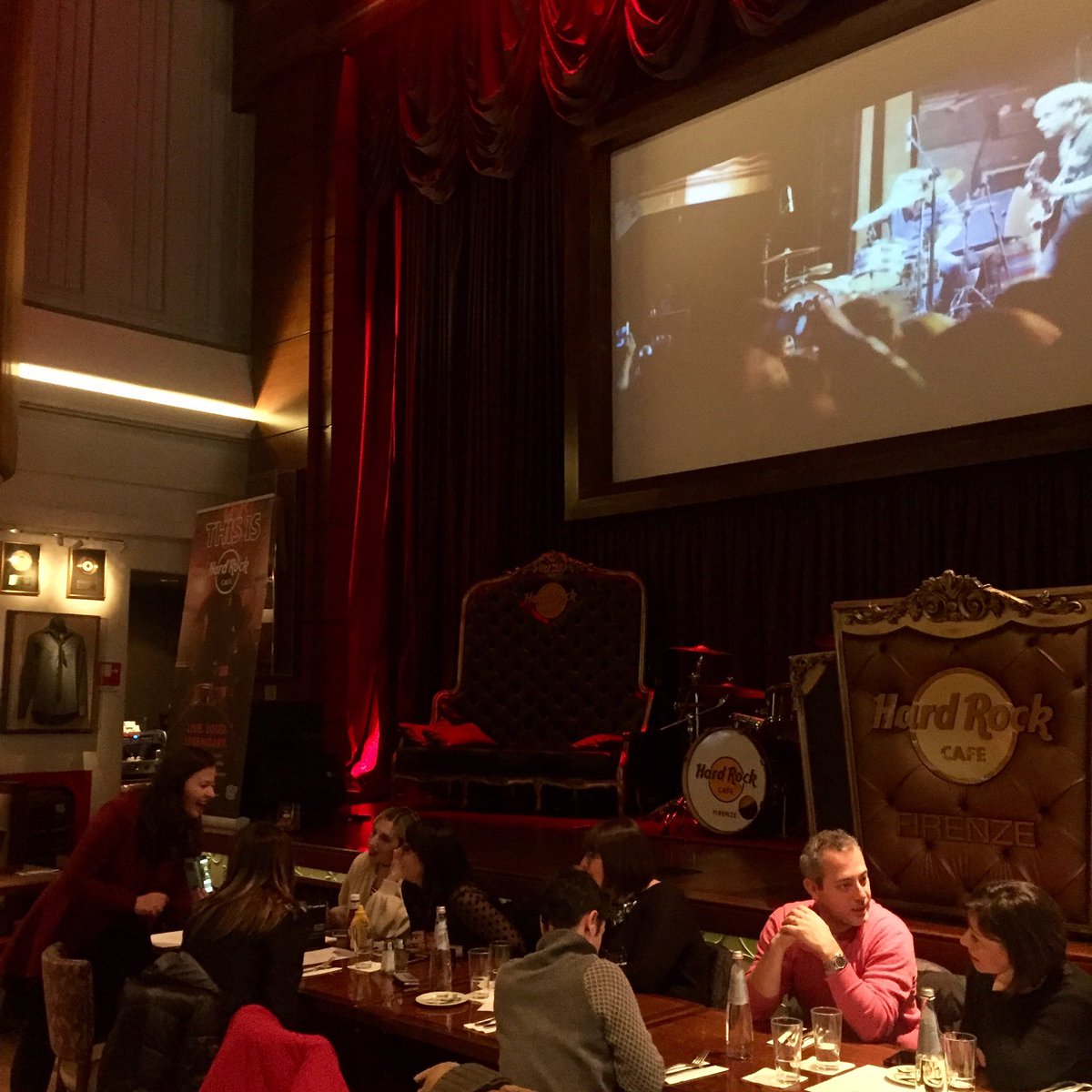 Unapennainviagg's tweet photo. Pranzo sotto il palco del @hrcfirenze con @Smartbox_it. Non vedo l'ora di scoprire il menù. ✨ #smartboxexperience #thisishardrock https://t.co/VTOk8oqKWV