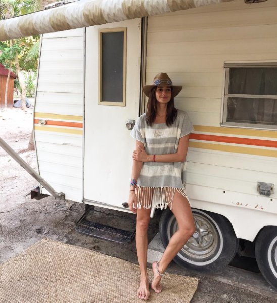 ModaNacional's tweet photo. Súper cool @marianapad con su look de #SimonaMX en el #MaxaCamp de Tulum https://t.co/bWYomHHbMZ